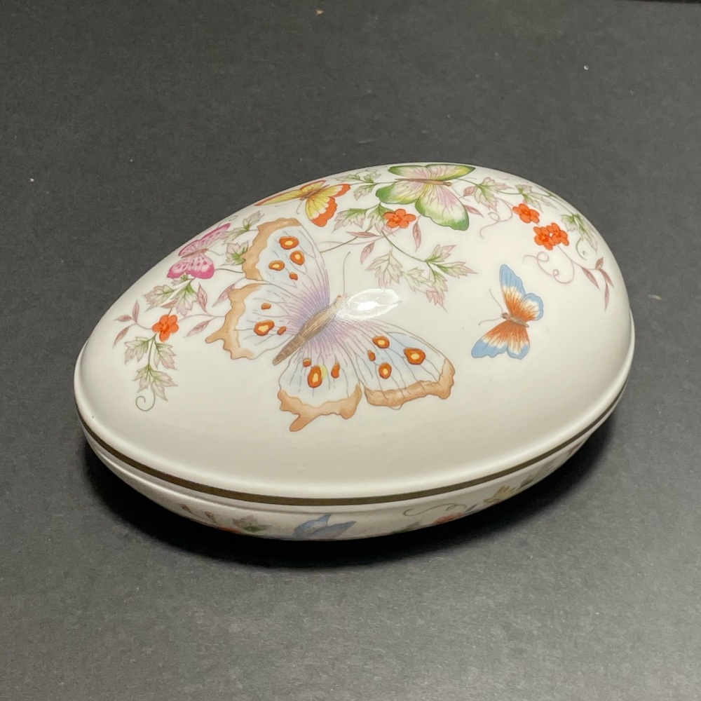 🔥3 for $15 Sale- Avon porcelain egg trinket holder